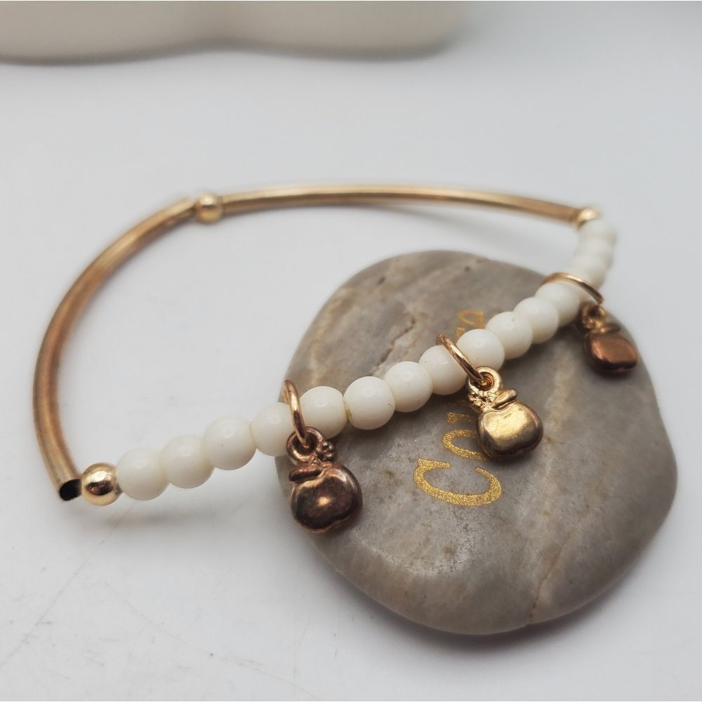 White beaded gold tone apple drop‎ bracelet